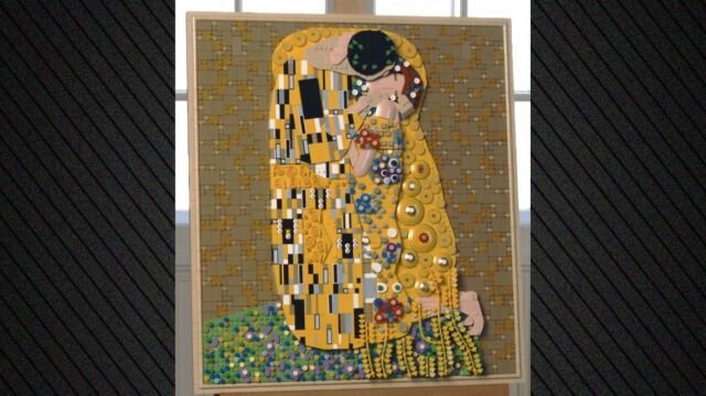 Το-«Φιλί»-του-Γκούσταβ-Κλιμτ-έγινε-lego-με-4.000-τουβλάκια