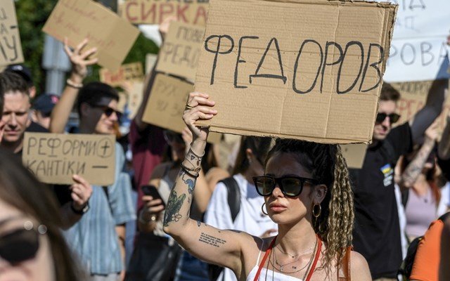 Συνεχίζονται οι διαδηλώσεις διαμαρτυρίας στην Ουκρανία μετά την αποπομπή του υπουργού Άμυνας Συνεχίζονται-οι-διαδηλώσεις-διαμαρτυρίας-στην-Ουκρανία-μετά-την-αποπομπή-του-υπουργού-Άμυνας