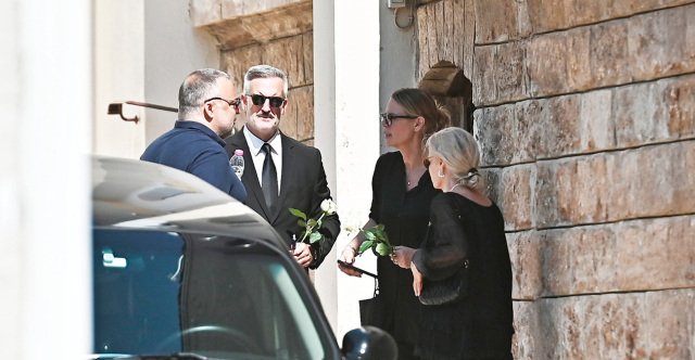 Συγγενείς και φίλοι αποχαιρετούν τον Λορέντζο Καριέρε, δείτε βίντεο και φωτογραφίες Συγγενείς-και-φίλοι-αποχαιρετούν-τον-Λορέντζο-Καριέρε,-δείτε-βίντεο-και-φωτογραφίες