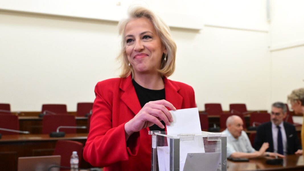 Πρόεδρος του ΣΥΡΙΖΑ η Δούρου με 7 από τις 8 ψήφους Πρόεδρος του ΣΥΡΙΖΑ η Δούρου με 7 από τις 8 ψήφους
