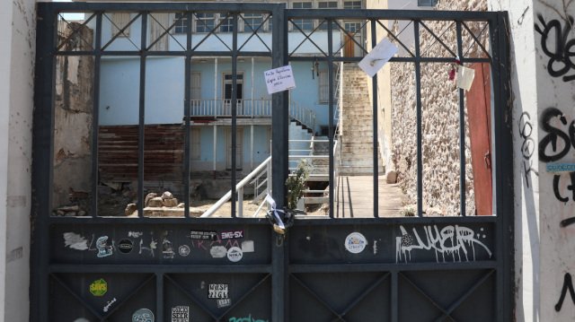 «Καλό ταξίδι κυρία Ελενίτσα μας»: Συγκινούν τα σημειώματα για τη Μάρω Κοντού έξω από το σπίτι που γυρίστηκε η ταινία «Η δε γυνή να φοβήται τον άνδρα» «Καλό-ταξίδι-κυρία-Ελενίτσα-μας»:-Συγκινούν-τα-σημειώματα-για-τη-Μάρω-Κοντού-έξω-από-το-σπίτι-που-γυρίστηκε-η-ταινία-«Η-δε-γυνή-να-φοβήται-τον-άνδρα»