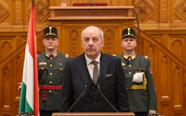 Ουγγαρία: Ο πρόεδρος Σούλιοκ υπέγραψε τη συνταγματική μεταρρύθμιση που τερματίζει τη θητεία του Ουγγαρία:-Ο-πρόεδρος-Σούλιοκ-υπέγραψε-τη-συνταγματική-μεταρρύθμιση-που-τερματίζει-τη-θητεία-του