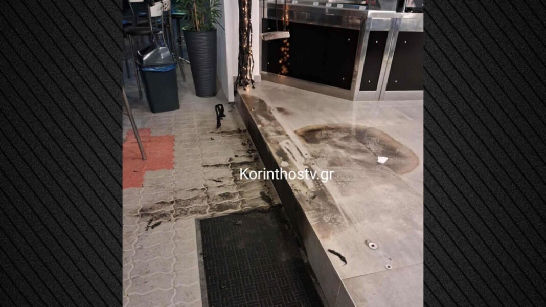 Κουκουλοφόροι έριξαν βενζίνη και έβαλαν φωτιά σε καφετέρια στη Νεμέα, καρέ καρέ η εμπρηστική επίθεση Κουκουλοφόροι-έριξαν-βενζίνη-και-έβαλαν-φωτιά-σε-καφετέρια-στη-Νεμέα,-καρέ-καρέ-η-εμπρηστική-επίθεση