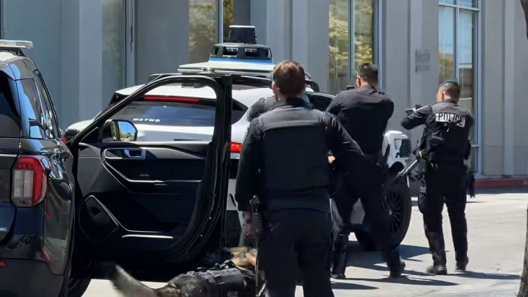 Ρομποταξί ανέλαβε ρόλο αστυνομικού Ρομποταξί-ανέλαβε-ρόλο-αστυνομικού