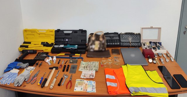 Παρίσταναν τεχνικούς με ανακλαστικά γιλέκα, μπούκαραν σε σπίτια στην Αττική και έκλεβαν κοσμήματα, ρολόγια και χρήματα Παρίσταναν-τεχνικούς-με-ανακλαστικά-γιλέκα,-μπούκαραν-σε-σπίτια-στην-Αττική-και-έκλεβαν-κοσμήματα,-ρολόγια-και-χρήματα