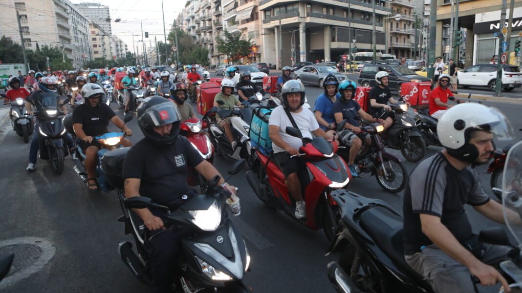 Μοτοπορεία με καπνογόνα στο κέντρο της Αθήνας από διανομείς, απέκλεισαν τη Φιλελλήνων και κατάστημα: Βίντεο και φωτογραφίες Μοτοπορεία-με-καπνογόνα-στο-κέντρο-της-Αθήνας-από-διανομείς,-απέκλεισαν-τη-Φιλελλήνων-και-κατάστημα:-Βίντεο-και-φωτογραφίες