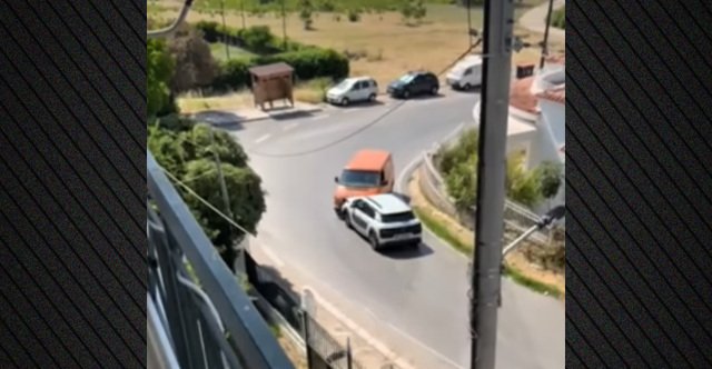Βίντεο: Αυτοκίνητο κινούνταν ανάποδα στη λεωφόρο Αθηνών – Ωρωπού και συγκρούστηκε με φορτηγάκι Βίντεο:-Αυτοκίνητο-κινούνταν-ανάποδα-στη-λεωφόρο-Αθηνών-–-Ωρωπού-και-συγκρούστηκε-με-φορτηγάκι