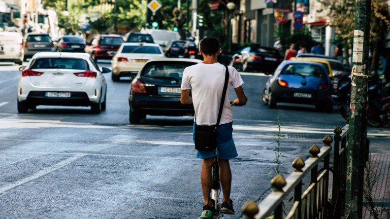Ηλεκτρικά πατίνια: Όριο ηλικίας για τους χρήστες και υποχρεωτική ασφάλιση (+video) Ηλεκτρικά-πατίνια:-Όριο-ηλικίας-για-τους-χρήστες-και-υποχρεωτική-ασφάλιση-(+video)