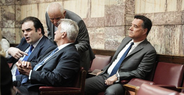 Τα-παρασκήνια-της-ΚΟ-της-Νέας-Δημοκρατίας:-Η-γαλαρία,-οι-αγκαλιές,-το-βιβλίο-μήνυμα-και-τα-πηγαδάκια