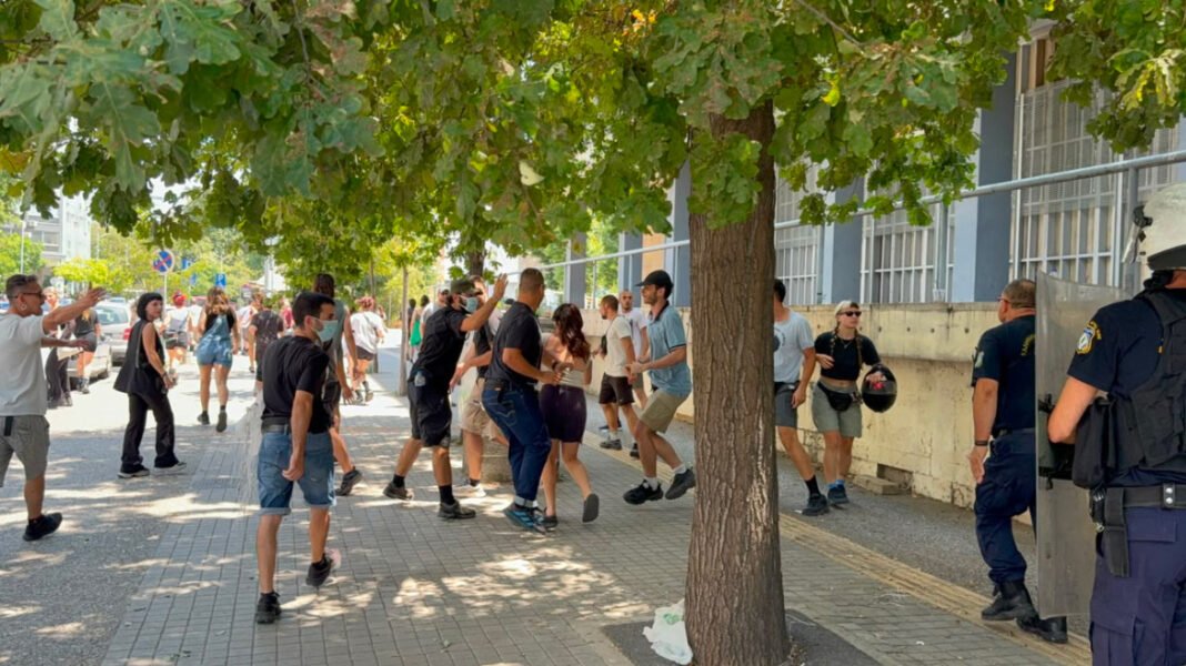 Συνελήφθησαν 25χρονη και 32χρονος μετά τα επεισόδια στο Δικαστικό Μέγαρο Θεσσαλονίκης Συνελήφθησαν-25χρονη-και-32χρονος-μετά-τα-επεισόδια-στο-Δικαστικό-Μέγαρο-Θεσσαλονίκης