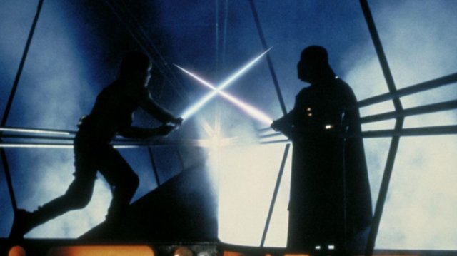 Το-φωτόσπαθο-του-Μαρκ-Χάμιλ-από-το-«star-wars»-πωλήθηκε-σε-τιμή-ρεκόρ-σε-δημοπρασία