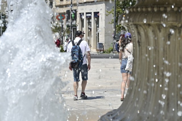 Οδηγός προστασίας απέναντι στον καύσωνα: Συμπτώματα, πρώτες βοήθειες και ομάδες υψηλού κινδύνου Οδηγός-προστασίας-απέναντι-στον-καύσωνα:-Συμπτώματα,-πρώτες-βοήθειες-και-ομάδες-υψηλού-κινδύνου