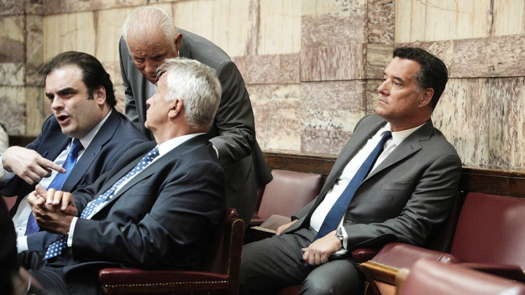 Τα παρασκήνια της ΚΟ της Νέας Δημοκρατίας: Η γαλαρία, οι αγκαλιές, το βιβλίο-μήνυμα και τα πηγαδάκια Τα παρασκήνια της ΚΟ της Νέας Δημοκρατίας: Η γαλαρία, οι αγκαλιές, το βιβλίο-μήνυμα και τα πηγαδάκια