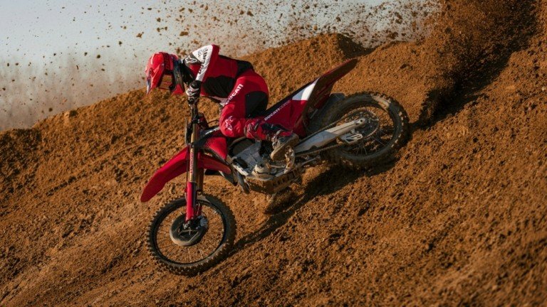 Η χωμάτινη Desmo450MX στους Ducati Power Deals Η-χωμάτινη-desmo450mx-στους-ducati-power-deals