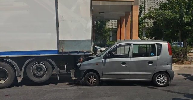 Τροχαίο με τραυματία στον Κεραμεικό, διακοπή της κυκλοφορίας στην Πειραιώς – ΙΧ έπεσε πίσω από φορτηγό, δείτε βίντεο Τροχαίο-με-τραυματία-στον-Κεραμεικό,-διακοπή-της-κυκλοφορίας-στην-Πειραιώς-–-ΙΧ-έπεσε-πίσω-από-φορτηγό,-δείτε-βίντεο