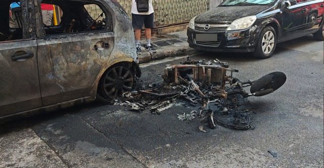 Αυτοκίνητο στην Κυψέλη κάηκε ολοσχερώς μετά από φωτιά που ξέσπασε σε ηλεκτρικό σκούτερ, δείτε βίντεο Αυτοκίνητο-στην-Κυψέλη-κάηκε-ολοσχερώς-μετά-από-φωτιά-που-ξέσπασε-σε-ηλεκτρικό-σκούτερ,-δείτε-βίντεο