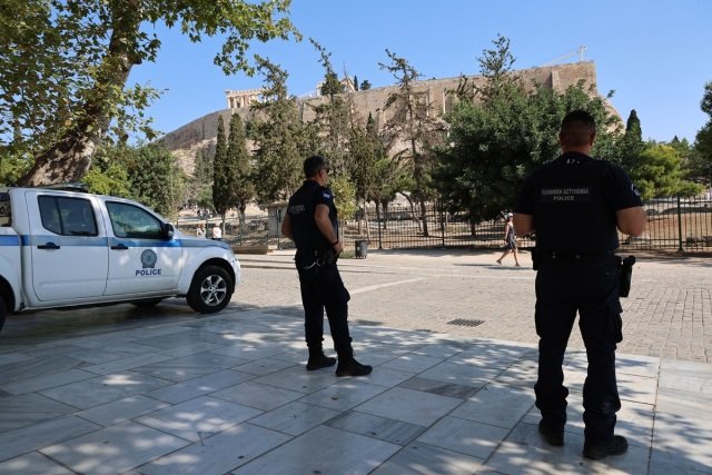 «Μεμονωμένο»-το-περιστατικό-στην-Ακρόπολη,-λέει-ο-ΕΟΤ-–-Εξιτήριο-σήμερα-για-τους-δύο-τουρίστες