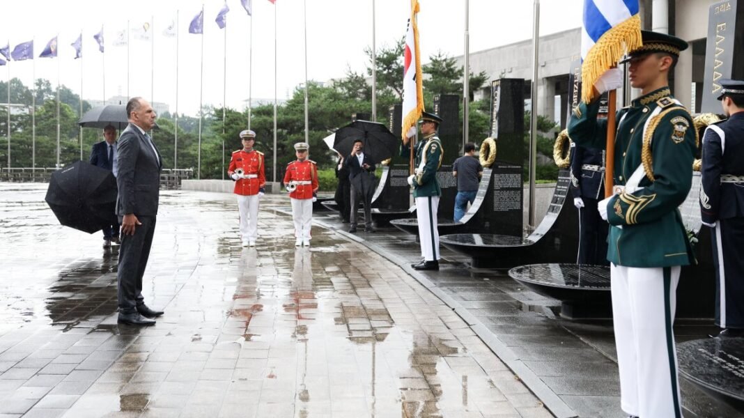 Κορέα: Ο Γεραπετρίτης κατέθεσε στεφάνι προς τιμήν των μελών της Ελληνικής Εκστρατευτικής Δύναμης Κορέα: Ο Γεραπετρίτης κατέθεσε στεφάνι προς τιμήν των μελών της Ελληνικής Εκστρατευτικής Δύναμης