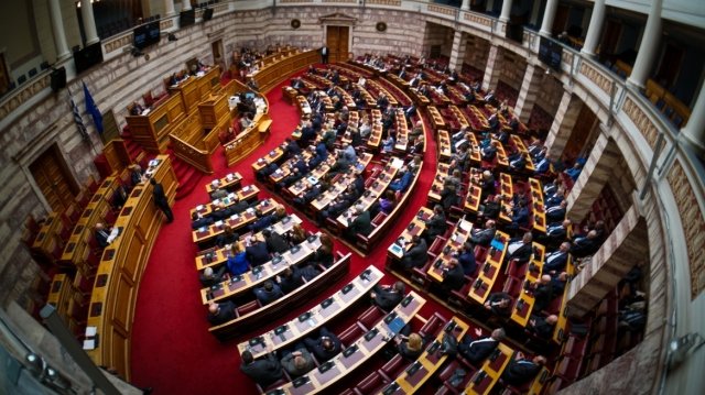 Συνταγματική-αναθεώρηση:-Ξεκινά-η-κοινοβουλευτική-διαδικασία,-αλλά-οι-αποφάσεις-μεταφέρονται-στην-επόμενη-Βουλή