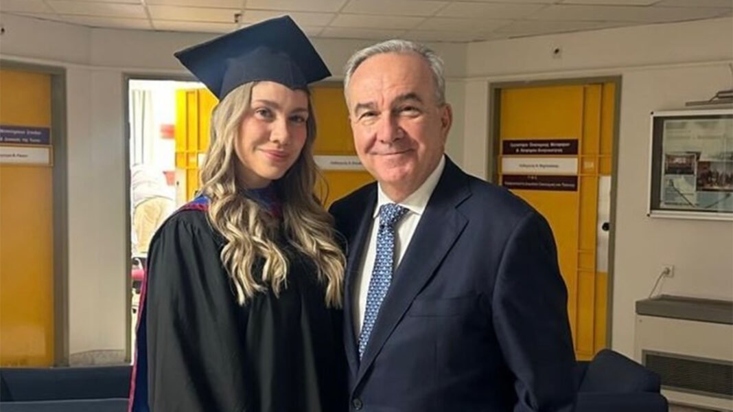 Η κόρη του Νίκου Παπαθανάση ανακηρύχθηκε διδάκτωρ του Πανεπιστημίου Πειραιώς, η συγκινητική ανάρτησή του Η-κόρη-του-Νίκου-Παπαθανάση-ανακηρύχθηκε-διδάκτωρ-του-Πανεπιστημίου-Πειραιώς,-η-συγκινητική-ανάρτησή-του