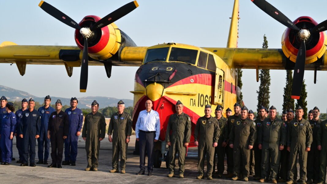 O Δένδιας στη Μοίρα Πυροσβεστικών Αεροσκαφών: Το έργο των στελεχών της Πολεμικής Αεροπορίας υπερβαίνει τα στενά όρια μιας στρατιωτικής αποστολής