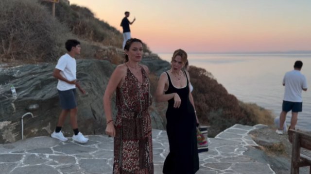 Το βίντεο του Σάκη Ρουβά με την Κάτια Ζυγούλη και τη Ρένα Μόρφη από τη Σίφνο: Υπέροχη στιγμή, με θέα που δύσκολα ξεχνιέται Το-βίντεο-του-Σάκη-Ρουβά-με-την-Κάτια-Ζυγούλη-και-τη-Ρένα-Μόρφη-από-τη-Σίφνο:-Υπέροχη-στιγμή,-με-θέα-που-δύσκολα-ξεχνιέται