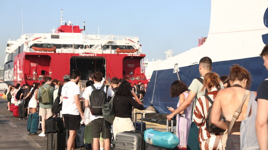 Το αδιαχώρητο στα λιμάνια του Πειραιά και της Ραφήνας, με γεμάτα πλοία φεύγουν οι αδειούχοι για τα νησιά Το-αδιαχώρητο-στα-λιμάνια-του-Πειραιά-και-της-Ραφήνας,-με-γεμάτα-πλοία-φεύγουν-οι-αδειούχοι-για-τα-νησιά