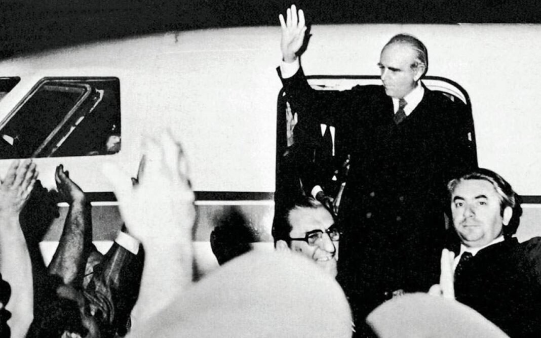 Αποκατάσταση της Δημοκρατίας – 24 Ιουλίου 1974: Η νύχτα που επέστρεψε ο Καραμανλής στην Ελλάδα – ΒΙΝΤΕΟ Αποκατάσταση-της-Δημοκρατίας-–-24-Ιουλίου-1974:-Η-νύχτα-που-επέστρεψε-ο-Καραμανλής-στην-Ελλάδα-–-ΒΙΝΤΕΟ
