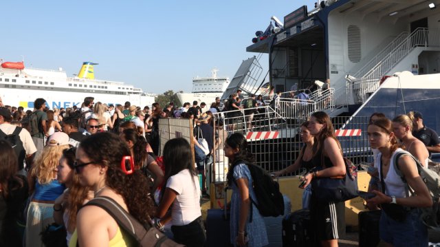 Μεγάλη έξοδος από τα λιμάνια της Αττικής: Πάνω από 104.000 επιβάτες αναχωρούν το τριήμερο Μεγάλη-έξοδος-από-τα-λιμάνια-της-Αττικής:-Πάνω-από-104.000-επιβάτες-αναχωρούν-το-τριήμερο