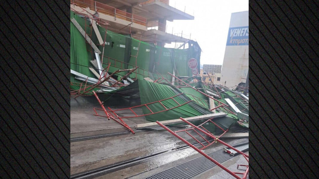 Κατέρρευσε σκαλωσιά πολυκατοικίας από την κακοκαιρία στον Πειραιά, δείτε βίντεο και φωτογραφίες Κατέρρευσε-σκαλωσιά-πολυκατοικίας-από-την-κακοκαιρία-στον-Πειραιά,-δείτε-βίντεο-και-φωτογραφίες
