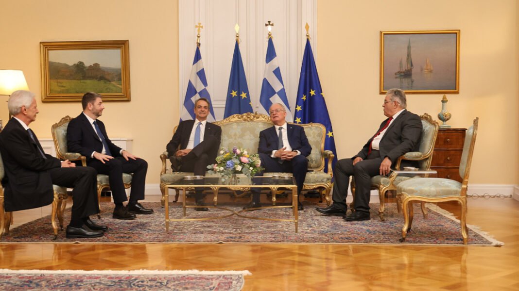 Όσα έγιναν στη δεξίωση στο Προεδρικό Μέγαρο για την 52η επέτειο αποκατάστασης της Δημοκρατίας, δείτε βίντεο Όσα έγιναν στη δεξίωση στο Προεδρικό Μέγαρο για την 52η επέτειο αποκατάστασης της Δημοκρατίας, δείτε βίντεο