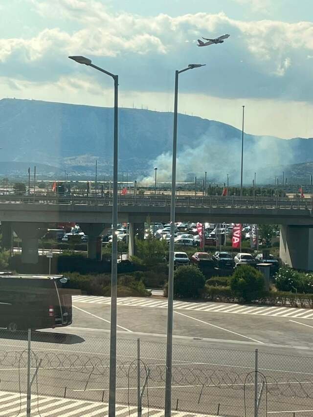 Υπό έλεγχο η φωτιά στα Σπάτα κοντά στο αεροδρόμιο Υπό-έλεγχο-η-φωτιά-στα-Σπάτα-κοντά-στο-αεροδρόμιο
