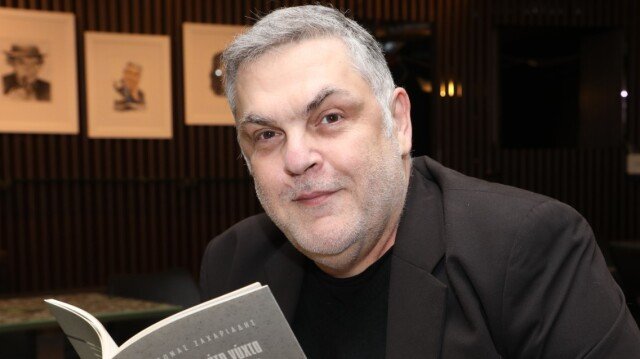 Αντώνης Λουδάρος για την προσωπική του ζωή: Ερωτεύοµαι, τρώω τα µούτρα µου, πέφτω, αλλά σηκώνοµαι Αντώνης-Λουδάρος-για-την-προσωπική-του-ζωή:-Ερωτεύοµαι,-τρώω-τα-µούτρα-µου,-πέφτω,-αλλά-σηκώνοµαι