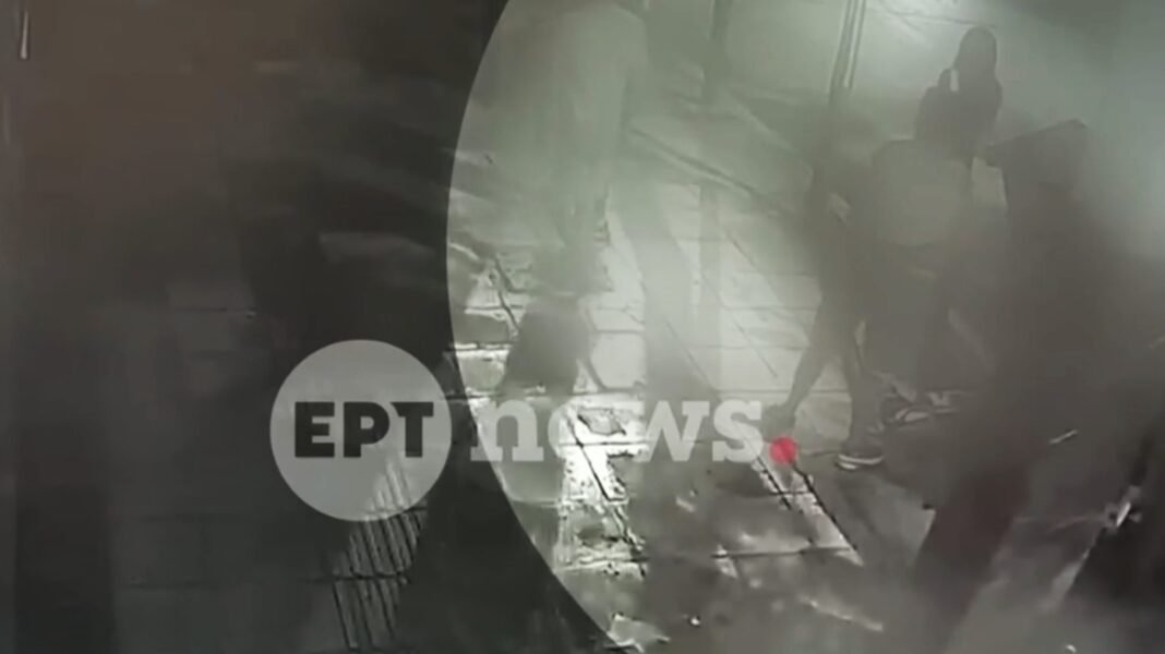 Συμμορία με «ερωτευμένα ζευγάρια» ξάφριζε καταστήματα στο κέντρο της Αθήνας, δείτε βίντεο από τη δράση τους Συμμορία-με-«ερωτευμένα-ζευγάρια»-ξάφριζε-καταστήματα-στο-κέντρο-της-Αθήνας,-δείτε-βίντεο-από-τη-δράση-τους