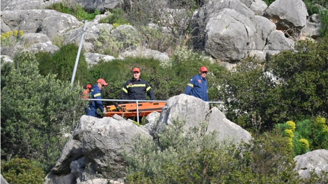 Επιχείρηση διάσωσης 78χρονου που έπεσε σε γκρεμό στην Καστοριά Επιχείρηση-διάσωσης-78χρονου-που-έπεσε-σε-γκρεμό-στην-Καστοριά