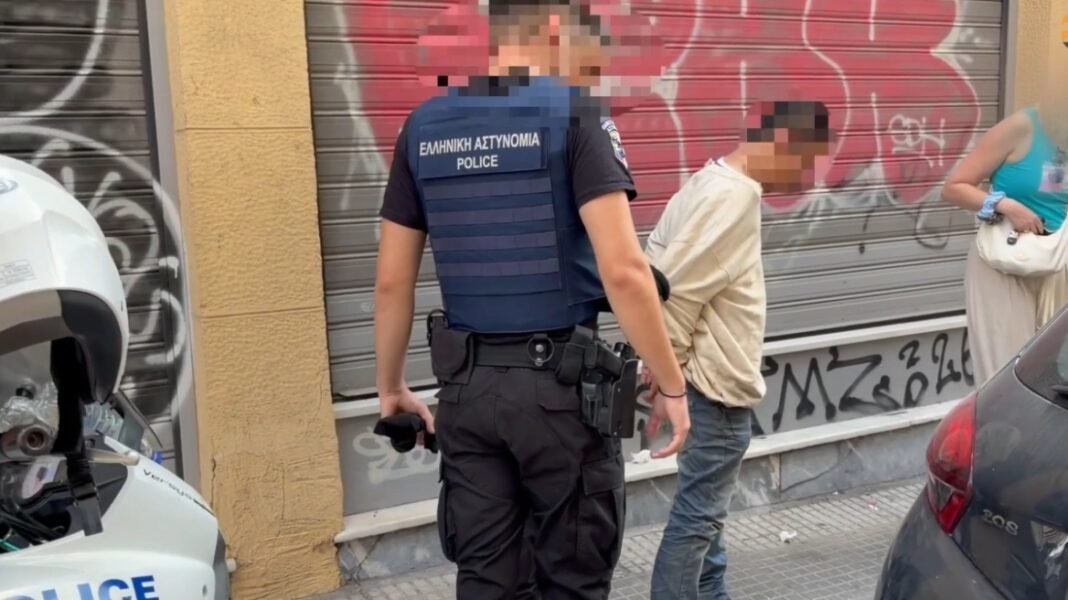 Ομόνοια: Συνελήφθη επ’ αυτοφώρω διαρρήκτης που έσπασε παράθυρο αυτοκινήτου, δείτε βίντεο Ομόνοια:-Συνελήφθη-επ’-αυτοφώρω-διαρρήκτης-που-έσπασε-παράθυρο-αυτοκινήτου,-δείτε-βίντεο
