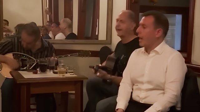 Ο Παναγιώτης Δουδωνής τραγούδησε σε ταβέρνα την «Παράξενη κοπέλα», δείτε βίντεο Ο-Παναγιώτης-Δουδωνής-τραγούδησε-σε-ταβέρνα-την-«Παράξενη-κοπέλα»,-δείτε-βίντεο