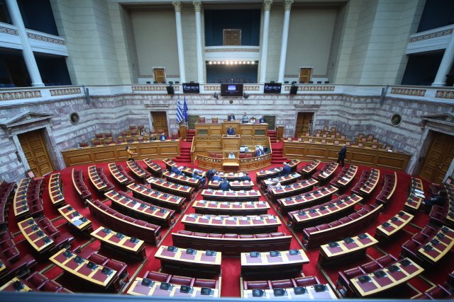 Βουλή:-Ολοκληρώθηκε-η-συζήτηση-για-την-αναθεώρηση-του-Συντάγματος,-ξεκίνησαν-οι-ψηφοφορίες