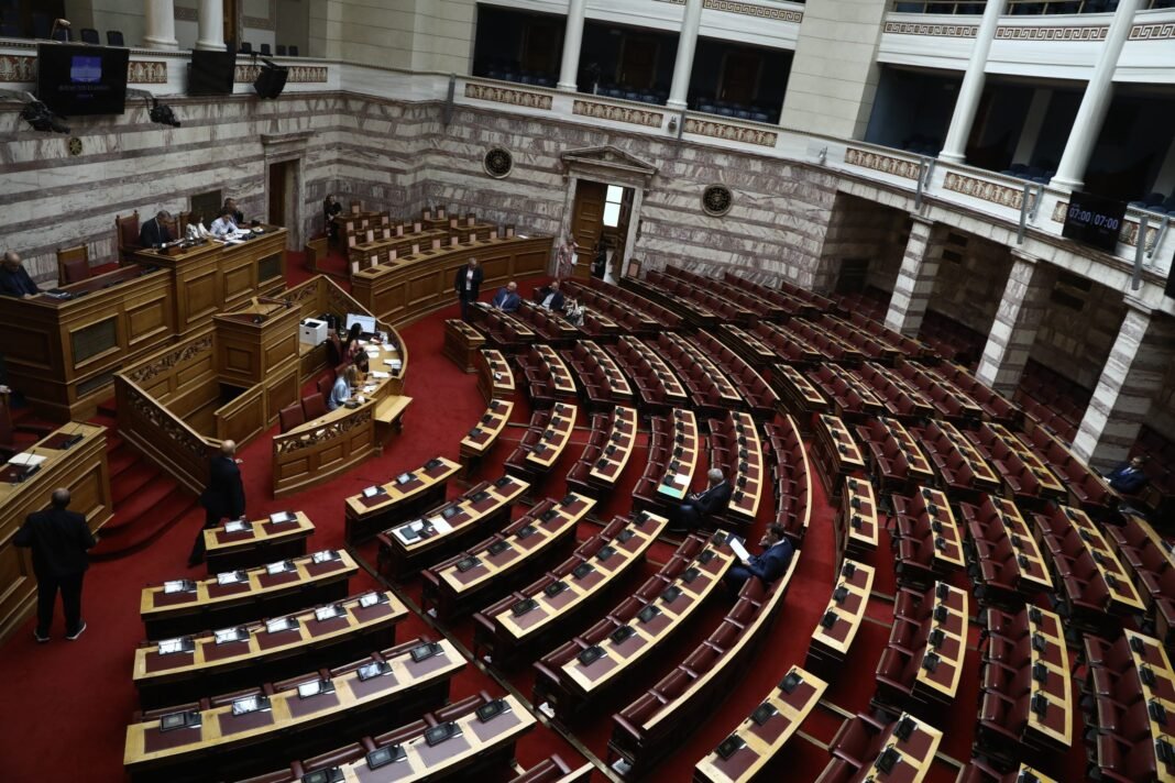 Συνταγματική Αναθεώρηση: Ολοκληρώθηκε η συζήτηση με τις τελικές ομιλίες των εισηγητών – Σε εξέλιξη η ψηφοφορία Συνταγματική-Αναθεώρηση:-Ολοκληρώθηκε-η-συζήτηση-με-τις-τελικές-ομιλίες-των-εισηγητών-–-Σε-εξέλιξη-η-ψηφοφορία
