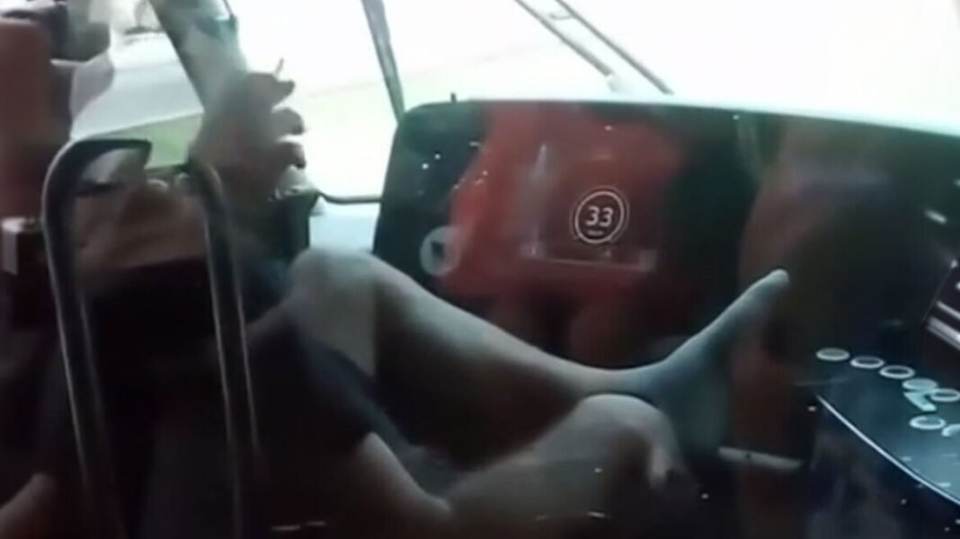 Πειθαρχική έρευνα της ΣΤΑΣΥ για τον οδηγό του τραμ που κάπνιζε και έβαλε τα πόδια του πάνω στο σύστημα πλοήγησης ενώ οδηγούσε, δείτε βίντεο Πειθαρχική-έρευνα-της-ΣΤΑΣΥ-για-τον-οδηγό-του-τραμ-που-κάπνιζε-και-έβαλε-τα-πόδια-του-πάνω-στο-σύστημα-πλοήγησης-ενώ-οδηγούσε,-δείτε-βίντεο