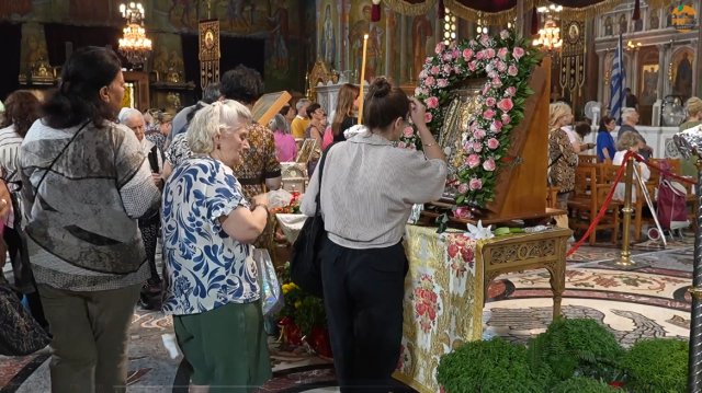 Ουρές-για-το-προσκύνημα-της-εικόνας-«Ακένωτον-Ποτήριον»-χθες-στον-Άγιο-Παντελεήμονα-της-Αχαρνών,-δείτε-βίντεο