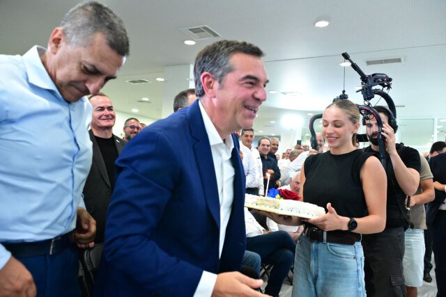 Τα-κεράσματα-και-η-τούρτα-έκπληξη-για-τον-Τσίπρα-στην-εκδήλωση-της-ΕΛΑΣ,-δείτε-βίντεο