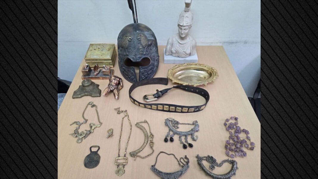 Συνελήφθησαν δύο νεαροί για κλοπές στην Ρόδο, είχαν στην κατοχή τους από περικεφαλαία μέχρι και εικόνες Συνελήφθησαν-δύο-νεαροί-για-κλοπές-στην-Ρόδο,-είχαν-στην-κατοχή-τους-από-περικεφαλαία-μέχρι-και-εικόνες