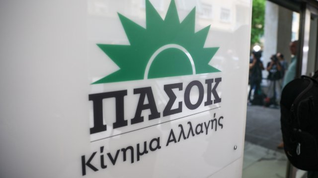 ΠΑΣΟΚ:-Ο-εγκλωβισμός-στην-τρίτη-θέση,-η μάχη-με-την-ΕΛΑΣ-και-η-διεύρυνση-σε-δόσεις