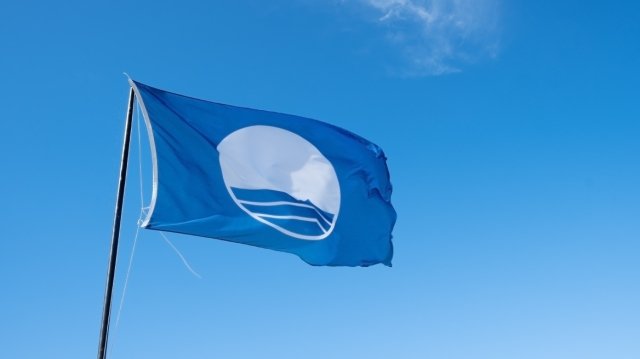 Αφαιρέθηκε-η-«Γαλάζια-Σημαία»-από-εννέα-ελληνικές-παραλίες-μετά-από-αιφνιδιαστικούς-ελέγχους,-δείτε-ποιες-είναι