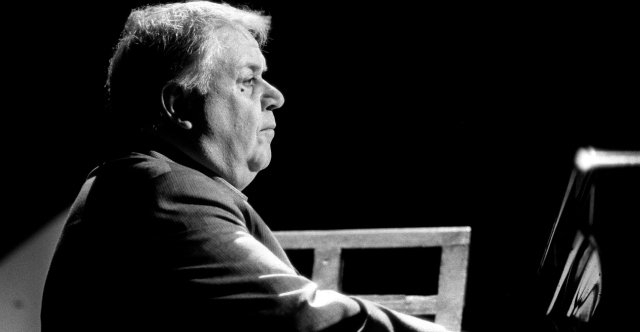 Όταν-τα-τραγούδια-«σιωπούν»:-Η-απαγόρευση-του-γιου-του-Χατζιδάκι-στον-Μητσιά-και-το-ιστορικό-των-μουσικών-διαμαχών