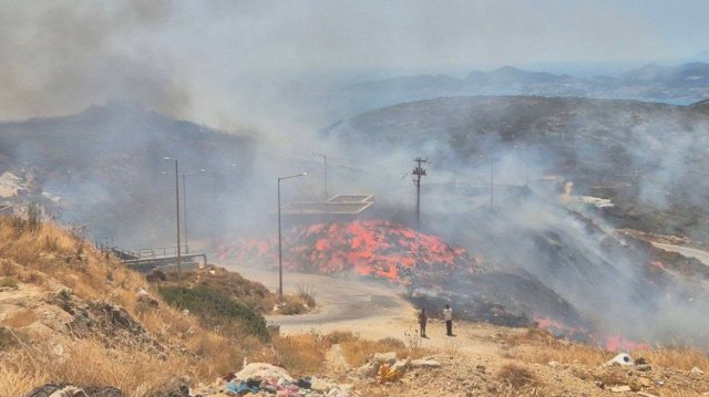 Πάρος:-Μάχη-με-τις-διάσπαρτες-εστίες,-μικρή-αναζωπύρωση-στην-περιοχή-Καμάρι