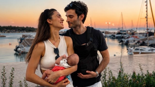 Η Άννα Πρέλεβιτς και ο Νικήτας Νομικός φωτογραφήθηκαν με τις δίδυμες κόρες τους Η-Άννα-Πρέλεβιτς-και-ο-Νικήτας-Νομικός-φωτογραφήθηκαν-με-τις-δίδυμες-κόρες-τους