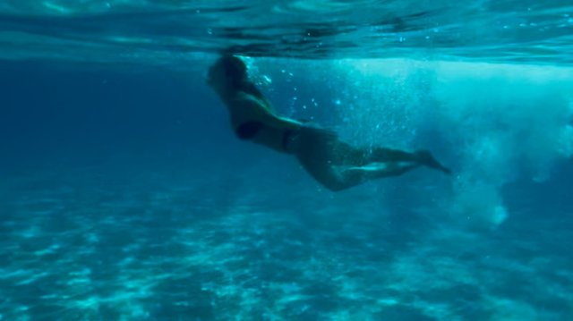 Η Βάσω Λασκαράκη φωτογραφήθηκε κάτω από το νερό: Χαμένη στο γαλάζιο, έγραψε Η-Βάσω-Λασκαράκη-φωτογραφήθηκε-κάτω-από-το-νερό:-Χαμένη-στο-γαλάζιο,-έγραψε