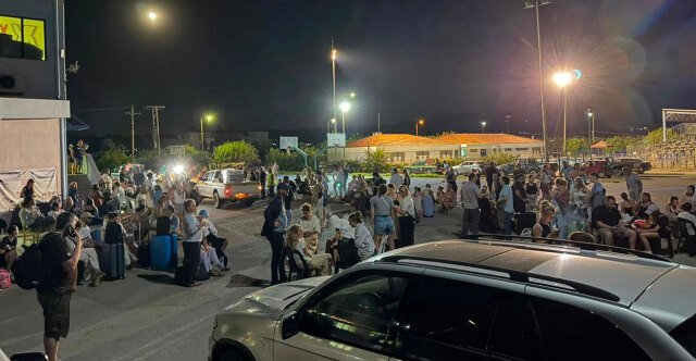 Στο κλειστό γυμναστήριο Μοιρών μεταφέρθηκαν οι κάτοικοι της Αγίας Γαλήνης, δείτε βίντεο Στο-κλειστό-γυμναστήριο-Μοιρών-μεταφέρθηκαν-οι-κάτοικοι-της-Αγίας-Γαλήνης,-δείτε-βίντεο